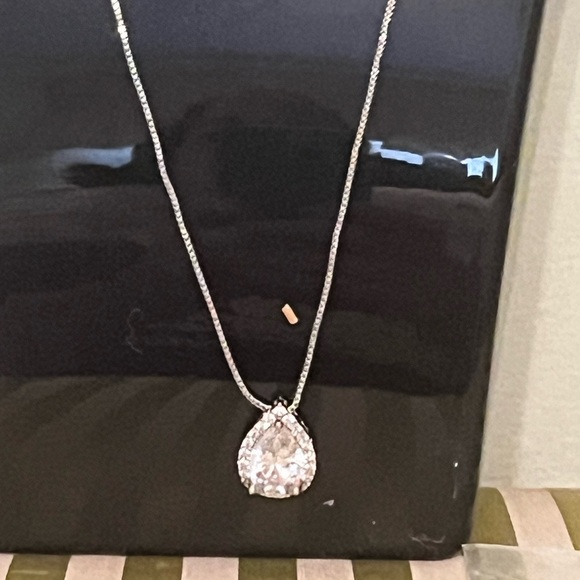 Elegant Silver Teardrop Pendant Necklace - Picture 2 of 2